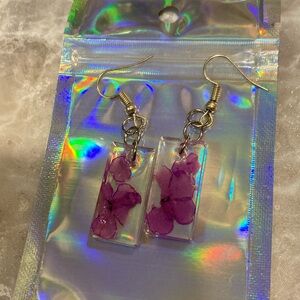 Beautiful purple flower resin earrings🌸